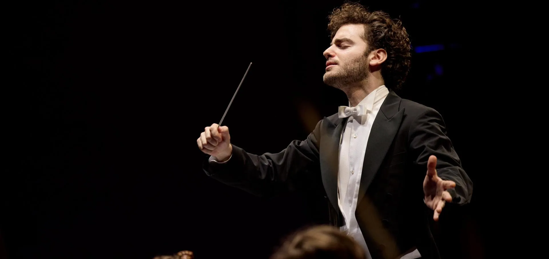 Emmanuel Tjeknavorian dirigiert Beethoven