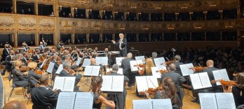 Hartmut Haenchen dirgiert das Orchester und Chor des Theaters Fenice