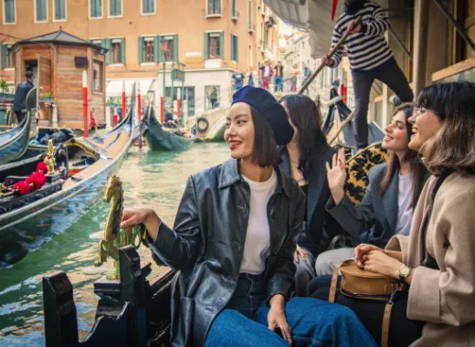 Gemeinsame Gondelfahrt bei Sonnenuntergang in Venedig