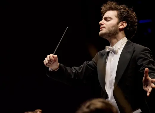 Emmanuel Tjeknavorian dirigiert Beethoven