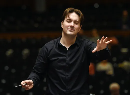 Alexander Soddy dirigiert Beethoven und Schostakowitsch