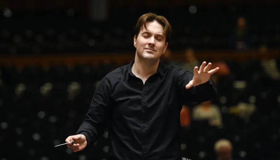 Alexander Soddy dirige Beethoven et Chostakovitch